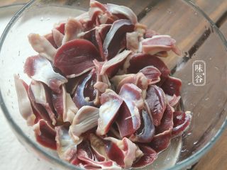 2、蒜薹炒鸡胗,鸡胗洗的时候要把表皮上的黄色的膜去干净，否则发苦。（这层黄色的膜名字叫鸡内金，一般晒干后用来入药，可以治小儿消化不良）。洗干净后切片；