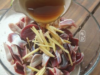 3、蒜薹炒鸡胗,姜切成丝放入鸡胗内，倒入2大匙料酒；
