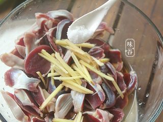 4、蒜薹炒鸡胗,放入一小匙盐，搅拌均匀后腌制2个小时；