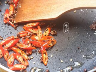7、蒜薹炒鸡胗,放入小米椒炒出辣味；