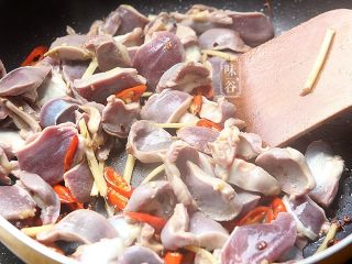 8、蒜薹炒鸡胗,倒入鸡胗爆炒，炒至鸡胗收缩干水；