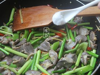 10、蒜薹炒鸡胗,加入一小匙盐