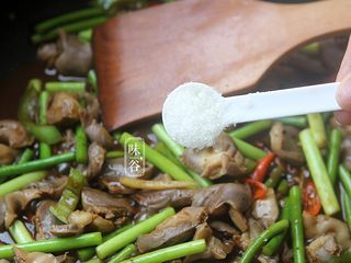 13、蒜薹炒鸡胗,最后加入一匙白糖，继续翻炒至收汁后即可