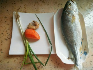 1、清蒸黄花鱼,准备食材