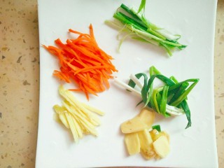 5、清蒸黄花鱼,鱼腌制过程把胡萝卜切丝,姜切片,一部分姜切成丝,葱拿一根捆成一捆,剩余葱切丝备用