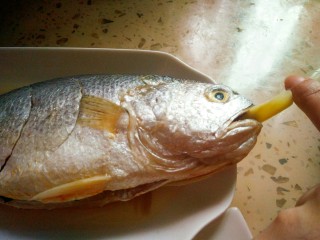 7、清蒸黄花鱼,鱼嘴塞姜片