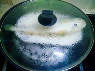 9、清蒸黄花鱼,锅里放水,等水烧开后,放上鱼,大火蒸11分钟,关火再闷2分钟出锅