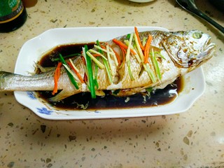 10、清蒸黄花鱼,撒上之前切好的葱姜丝,胡萝卜丝