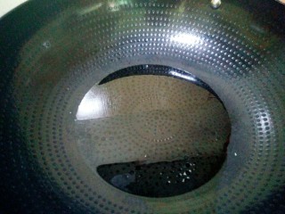 11、清蒸黄花鱼,锅里倒适量玉米油烧热到冒烟