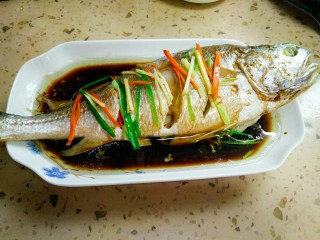 12、清蒸黄花鱼,浇在葱姜丝上,滋啦一声,好香啊