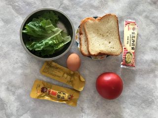 1、巨无霸口袋三明治,首先我们准备好所有食材