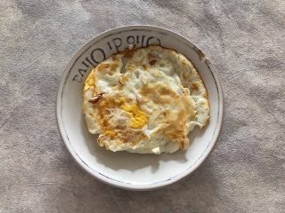 2、巨无霸口袋三明治,先把鸡蛋煎好，备用