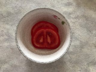 4、巨无霸口袋三明治,番茄洗净之后切片