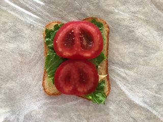 8、巨无霸口袋三明治,铺上番茄