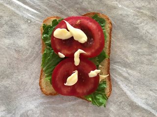 9、巨无霸口袋三明治,再随意挤少许沙拉酱