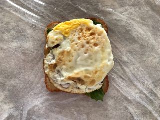 11、巨无霸口袋三明治,铺上煎鸡蛋