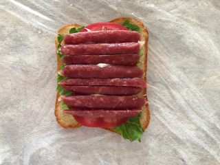 10、巨无霸口袋三明治,均匀铺上香肠