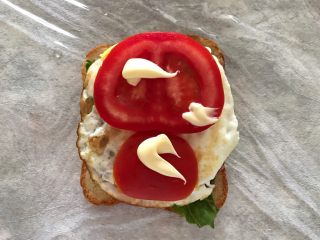 13、巨无霸口袋三明治,再随意挤少许沙拉酱