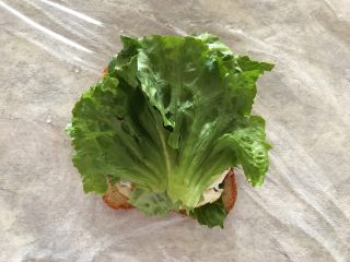 14、巨无霸口袋三明治,铺上生菜
