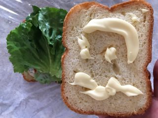 15、巨无霸口袋三明治,另外一片吐司上挤上适量沙拉酱