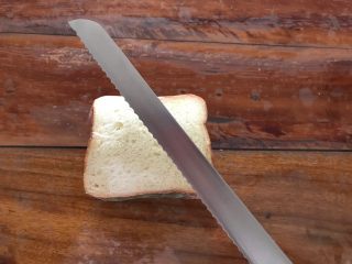 18、巨无霸口袋三明治,取一把锋利的锯齿刀，将三明治对半切开