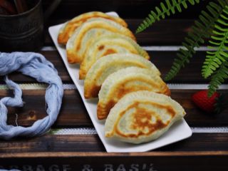 13、百吃不厌的韭菜盒子,吃上一个超级满足。