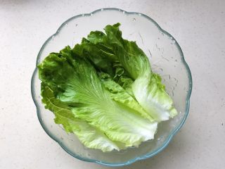1、猪扒米汉堡,首先将生菜泡水后洗净沥干水分