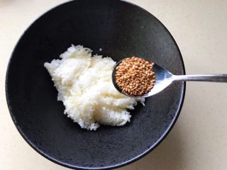 12、猪扒米汉堡,放一些熟的白芝麻