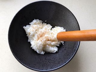 14、猪扒米汉堡,用干净的擀面杖一头轻轻敲打,直到米饭有点发黏