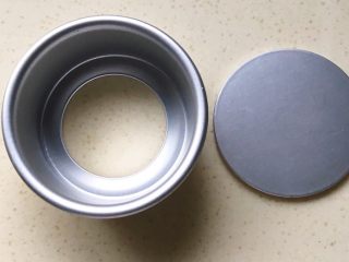 15、猪扒米汉堡,找一个4寸的蛋糕模或者慕斯圈,没有就只能用手整形了