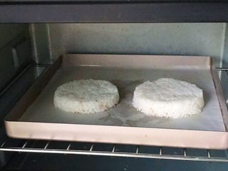 20、猪扒米汉堡,做好两个汉堡胚,烤箱不用预热,中层180度烤10分钟