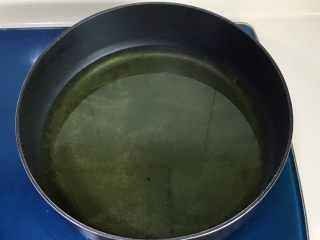 21、猪扒米汉堡,锅里倒入适量油,准备把腌制的猪排炸一下