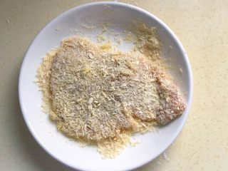 25、猪扒米汉堡,再粘上面包糠