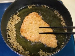 27、猪扒米汉堡,中间用筷子戳几个洞