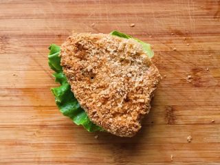 31、猪扒米汉堡,把猪排按大小切好盖在生菜上