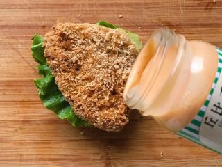 32、猪扒米汉堡,用勺子舀一些千岛酱在上面