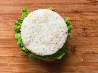 35、猪扒米汉堡,最后把还有一块汉堡胚盖上,就完成了