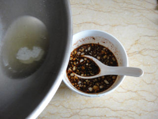 6、口水黄瓜,用2调羹花生油热锅爆香后淋在调理碗内