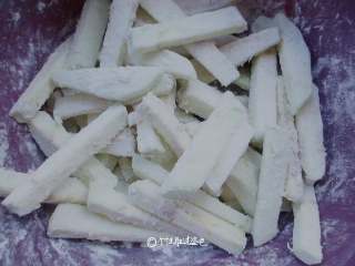 2、肉沫茄子,茄条捞出挤干水份撒上少许淀粉裹匀