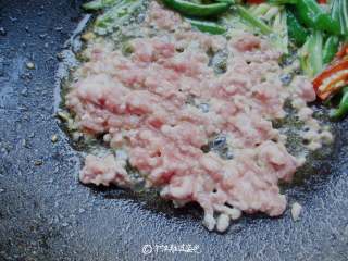 5、肉沫茄子,加入肉沫小火快速划散，转大火炒至肉沫变色~