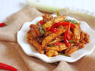 12、肉沫茄子,用烧热的瓦煲装上带着浓香的茄子，热乎乎的，可以慢慢吃