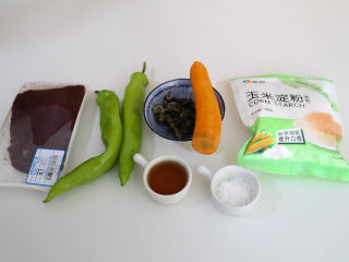 1、鱼香肝尖,准备需要的食材。