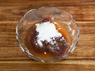 8、鱼香肝尖,加入淀粉，少许盐腌制15分钟。