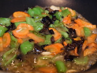 13、鱼香肝尖,倒入鱼香汁。