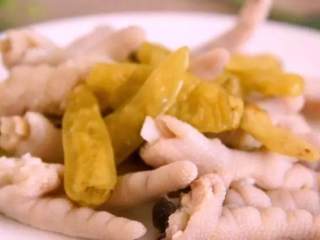 6、百吃不厌的泡椒凤爪！原来做法如此简单！,关盖，放入冰箱冷藏24小时