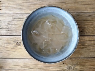 5、五彩拉皮,拉皮用开水泡开。