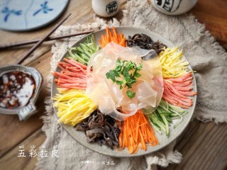 14、五彩拉皮,将拉皮摆放在中间，撒上香菜上桌。
