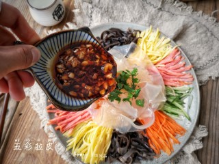 15、五彩拉皮,吃前倒入料汁。