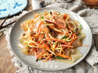 16、五彩拉皮,拌匀。