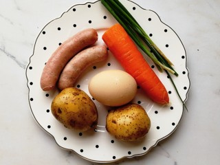 1、宝宝辅食—三丝香葱鸡蛋卷饼,准备好食材（没有香肠可以用肉丝代替）